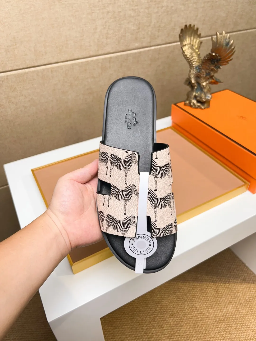 Men's clothing and shoes 💰280 💅💅💅 new arrival. Hermes Hermes official website latest counter synchronized new oran color leather H slippers, the original Paris version flew back to the original model and opened the mold to make it perfectly🍌The highest quality Sincerity, you can enter and leave the counter at will [Deyi] The upper is made of original customized  colored palm prints, crocodile print, ostrich print, colored cow leather, colored cow suede, 🤔 horse hair, 🥳 colored diamonds, 🥰 3D printing, and other genuine leather slippers, imported cow pattern foot pad lining, Italian  latest original genuine leather combination outsole Code number: 38-48 (customized at 46.47.48) Can be made into picture combination sole with genuine leather pattern and ordinary molded outsole
